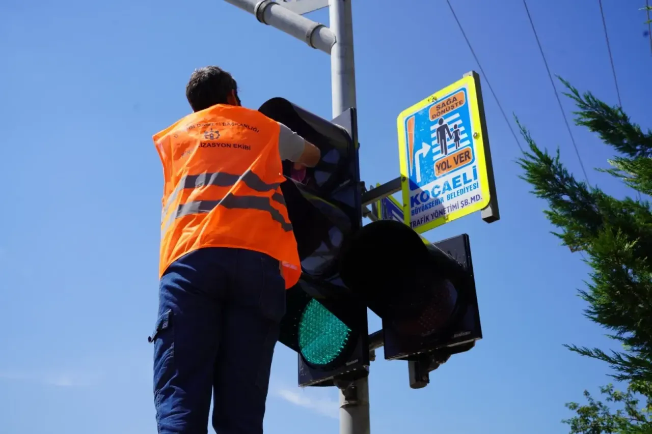 Kocaeli’de 269 kavşakta yaz temizliği başladı