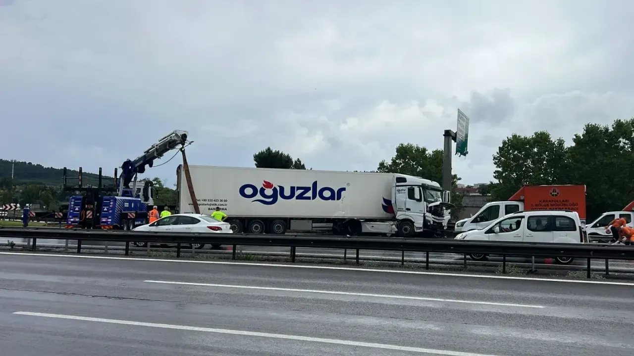 Kocaeli yolunda tır bariyerlere çarptı! Trafik tek şeride düştü