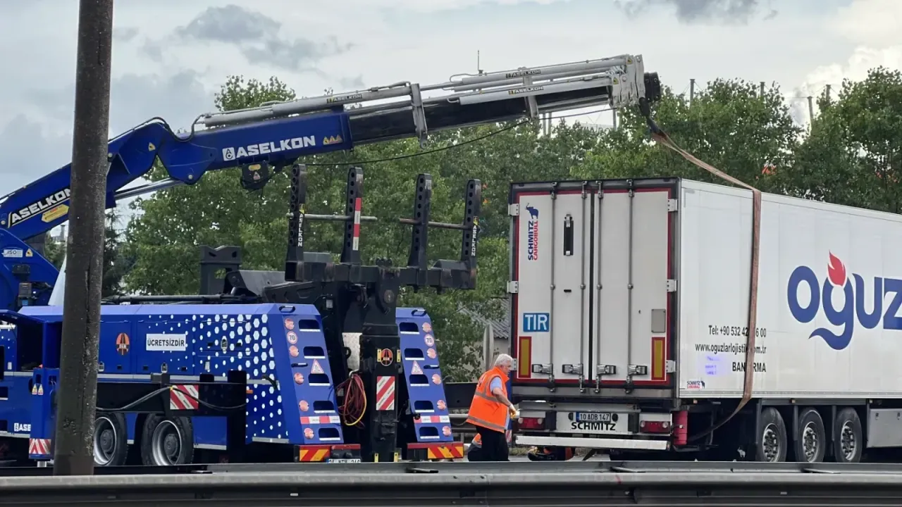 Kocaeli yolunda tır bariyerlere çarptı! Trafik tek şeride düştü