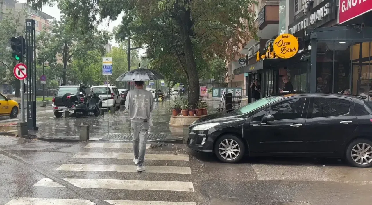 Kocaeli'de aniden bastıran sağanak hayatı olumsuz etkiledi