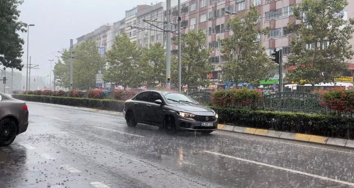 Kocaeli'de aniden bastıran sağanak hayatı olumsuz etkiledi