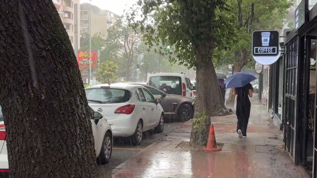 Kocaeli'de aniden bastıran sağanak hayatı olumsuz etkiledi