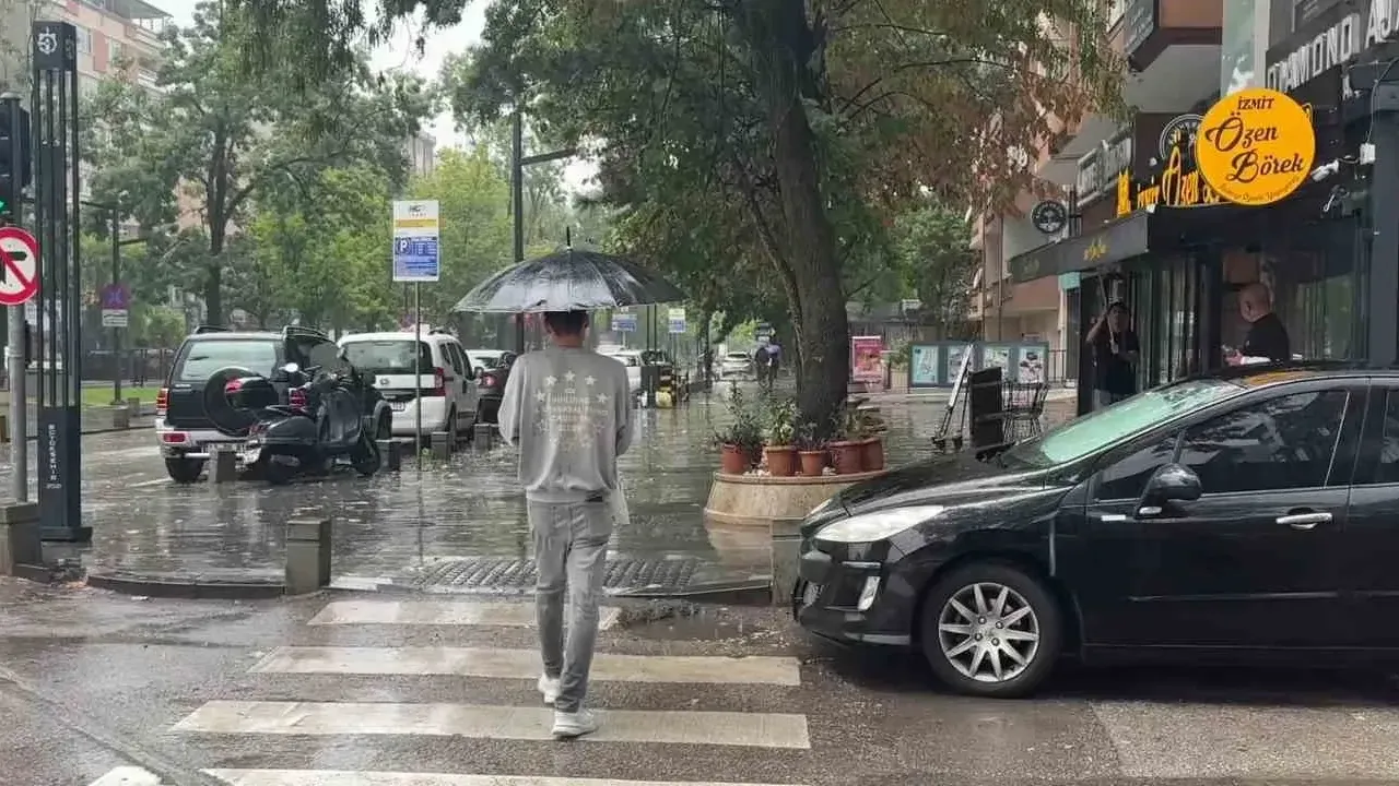 Kocaeli’de aniden bastıran sağanak hayatı olumsuz etkiledi