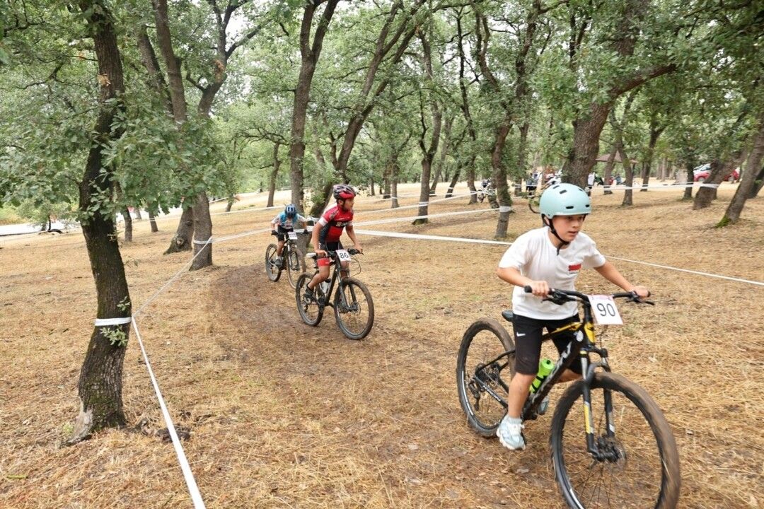 Kocaelili genç bisikletçiler zorlu parkurda pedal çevirdi
