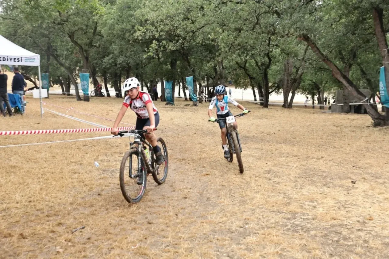 Kocaelili genç bisikletçiler zorlu parkurda pedal çevirdi