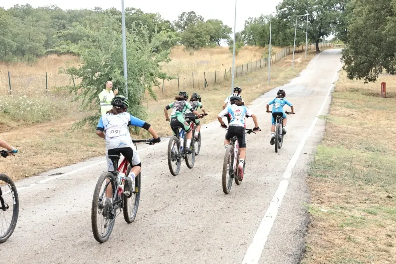 Kocaelili genç bisikletçiler zorlu parkurda pedal çevirdi