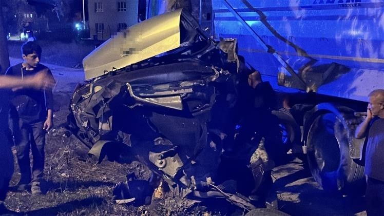Ağaca çarpan otomobil ikiye ayrıldı! Sürücü mucize eseri kurtuldu