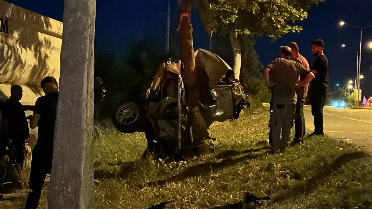 Ağaca çarpan otomobil ikiye ayrıldı! Sürücü mucize eseri kurtuldu