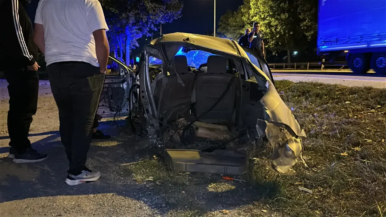 Ağaca çarpan otomobil ikiye ayrıldı! Sürücü mucize eseri kurtuldu