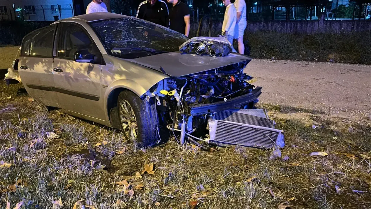 Ağaca çarpan otomobil ikiye ayrıldı! Sürücü mucize eseri kurtuldu