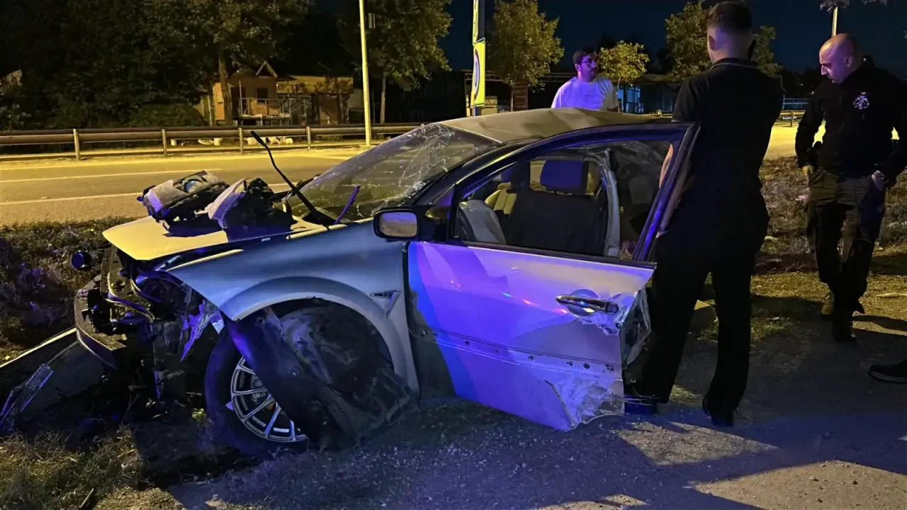 Ağaca çarpan otomobil ikiye ayrıldı! Sürücü mucize eseri kurtuldu