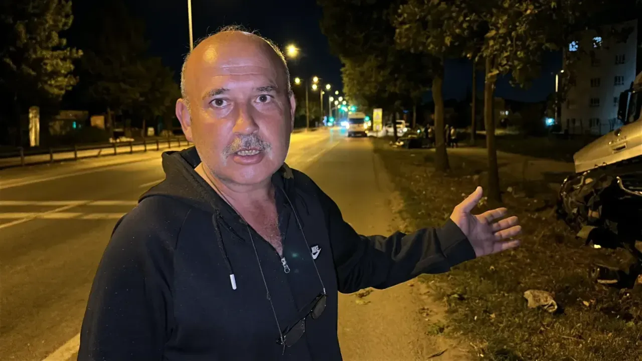 Ağaca çarpan otomobil ikiye ayrıldı! Sürücü mucize eseri kurtuldu