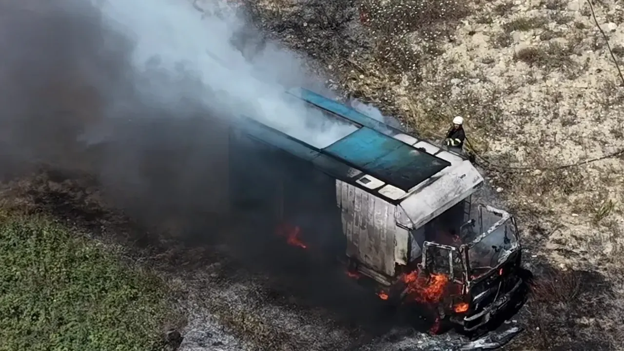Dilovası’nda park halindeki kamyon alev alev yandı