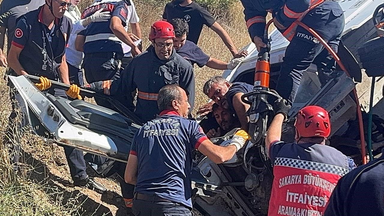 Şeftali Yüklü Kamyon, Otomobilin Üzerine Devrildi: 6 Yaralı