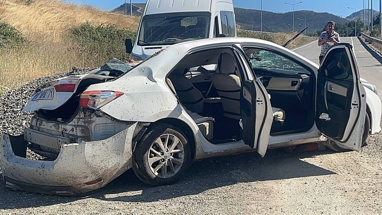 Şeftali Yüklü Kamyon, Otomobilin Üzerine Devrildi: 6 Yaralı