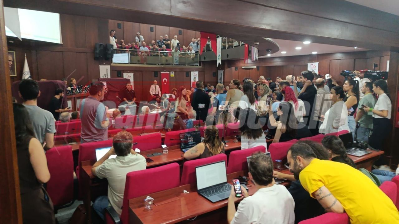 İzmit Belediyesi’nde başkanvekili seçimi için meclis toplandı! Salon doldu taştı