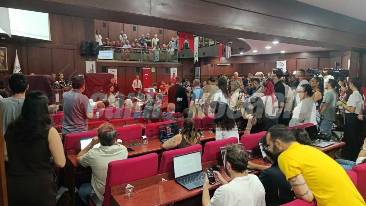 İzmit Belediyesi’nde başkanvekili seçimi için meclis toplandı! Salon doldu taştı
