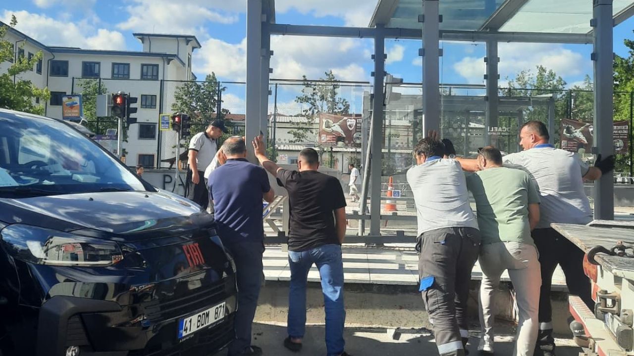 Kontrolden Çıkan Hafif Ticari Araç Tramvay Durağına Daldı