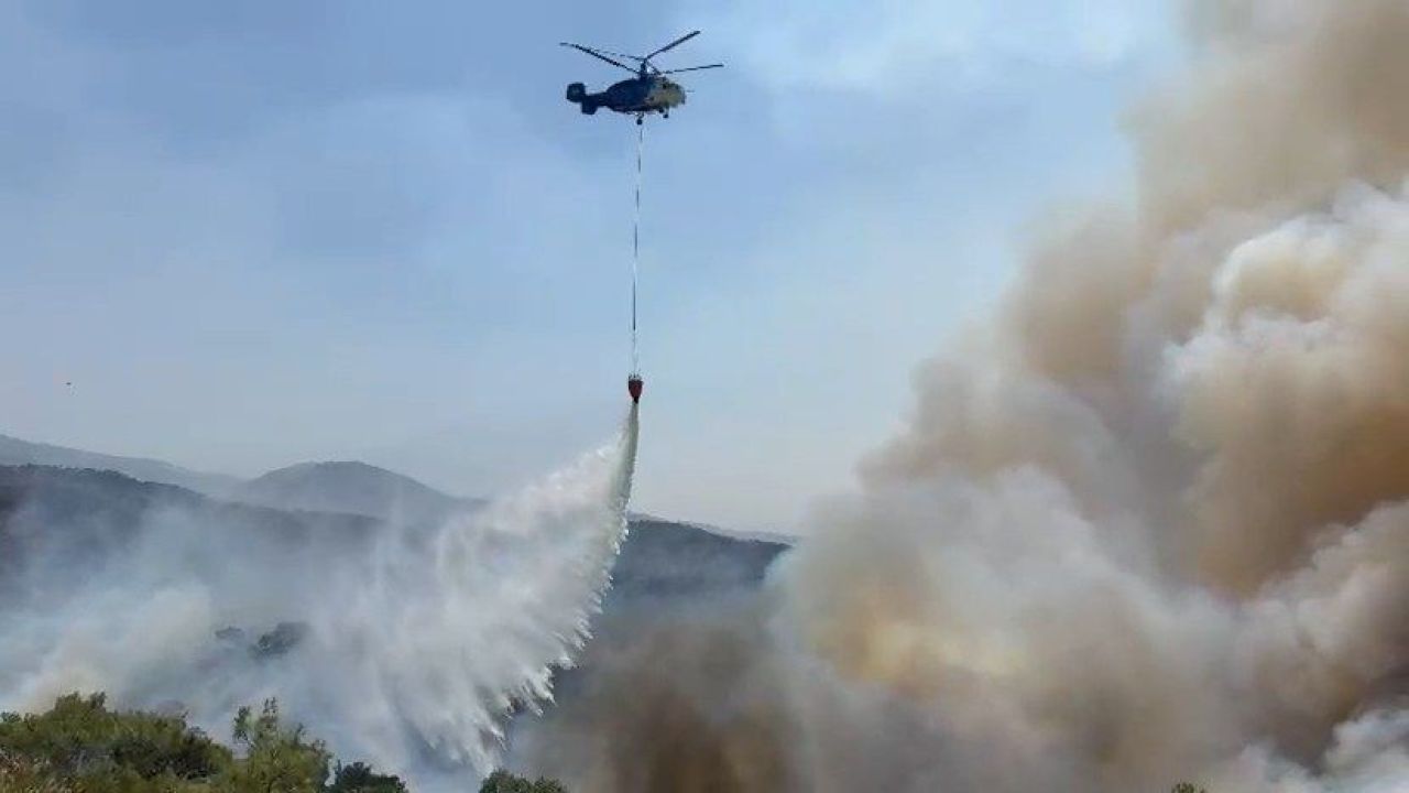 Yangın Söndürme Uçağı Ve Helikopter Alevlerle Mücadele Ediyor