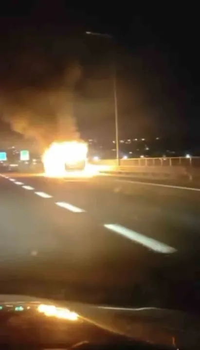 İzmit'te seyir halindeki minibüs bir anda alev aldı