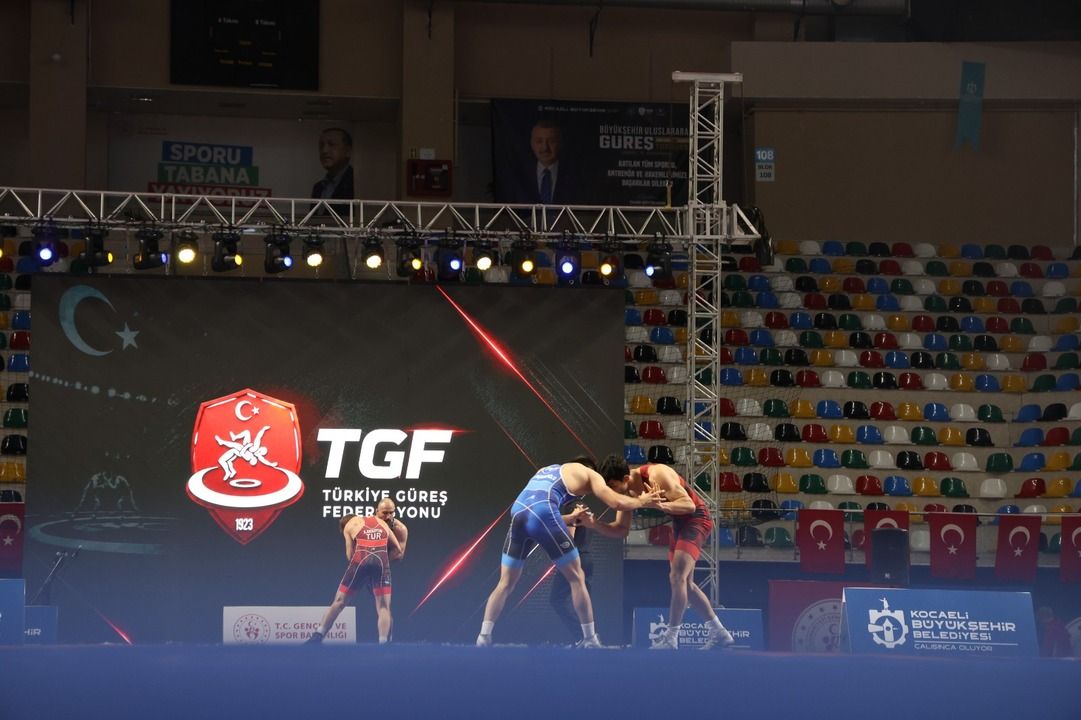 Kocaeli’de güreş şöleni sürüyor: 24 ülkeden 433 sporcu minderde buluştu