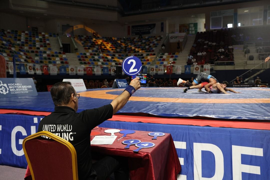 Kocaeli’de güreş şöleni sürüyor: 24 ülkeden 433 sporcu minderde buluştu