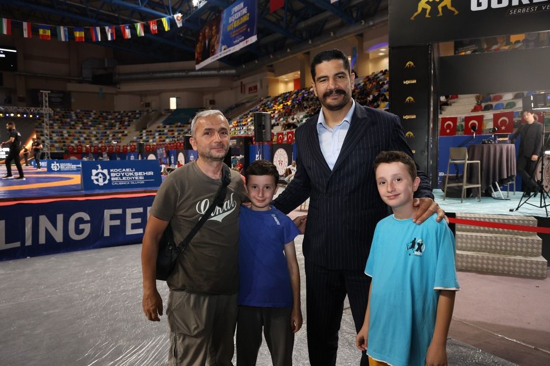 Kocaeli’de güreş şöleni sürüyor: 24 ülkeden 433 sporcu minderde buluştu