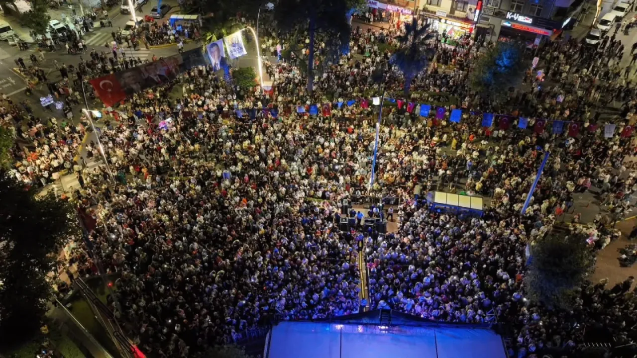 Ekin Uzunlar sahnede kemençe şov yaptı