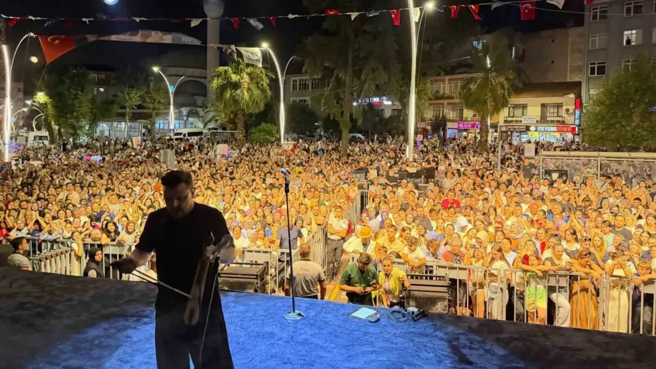 Ekin Uzunlar sahnede kemençe şov yaptı