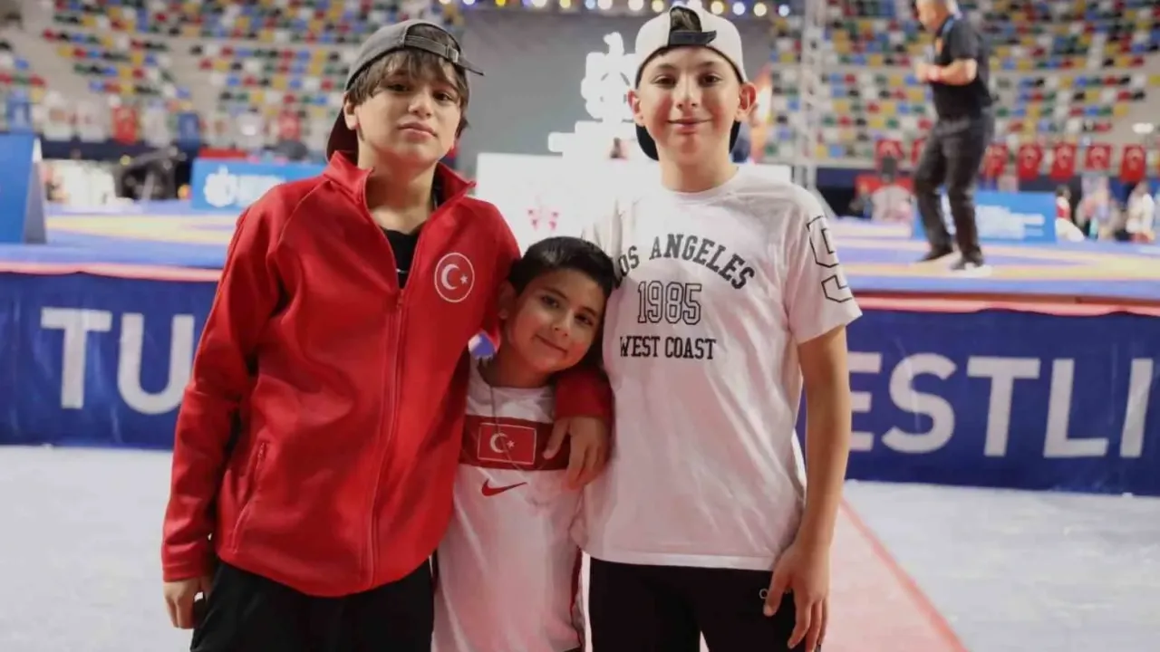 Kocaeli’deki uluslararası güreş turnuvası genç sporculara ilham oluyor