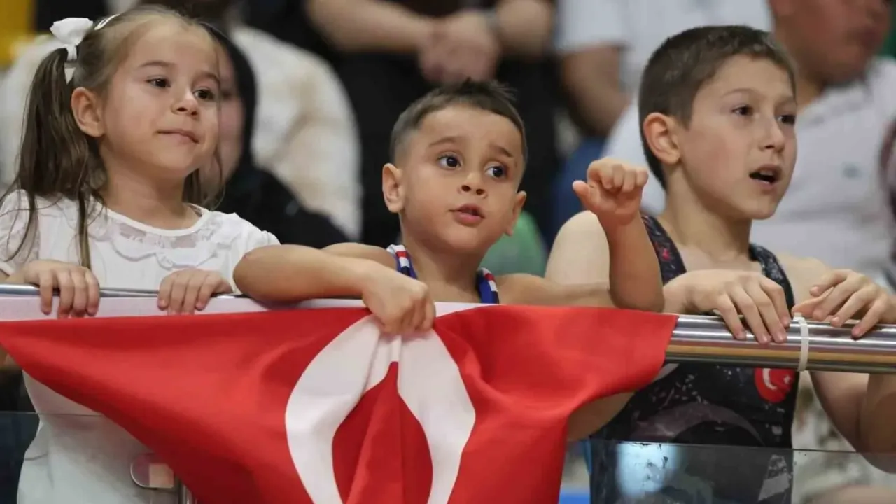Kocaeli’deki uluslararası güreş turnuvası genç sporculara ilham oluyor