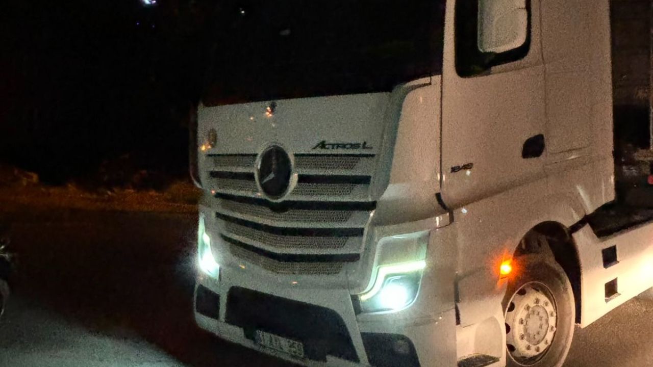 İzmit Yeşilova'da Tır ile Motosiklet Çarpıştı: 1 Yaralı