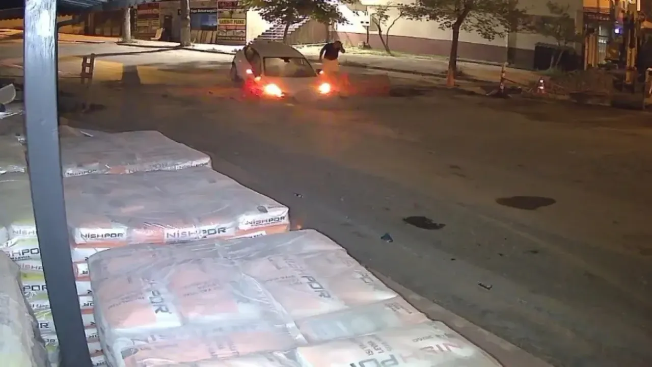 Kazılan çukuru fark edemedi! Otomobil yola saplandı