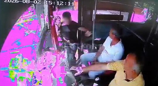 Kocaeli'de otobüs şoförü direksiyon başında tekme tokat saldırıya uğradı