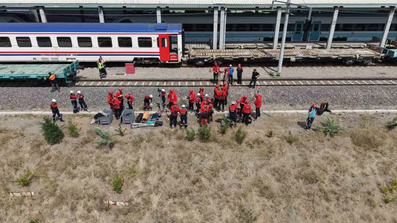 Gebze’de nefes kesen tren kazası tatbikatı! Ekipler seferber oldu