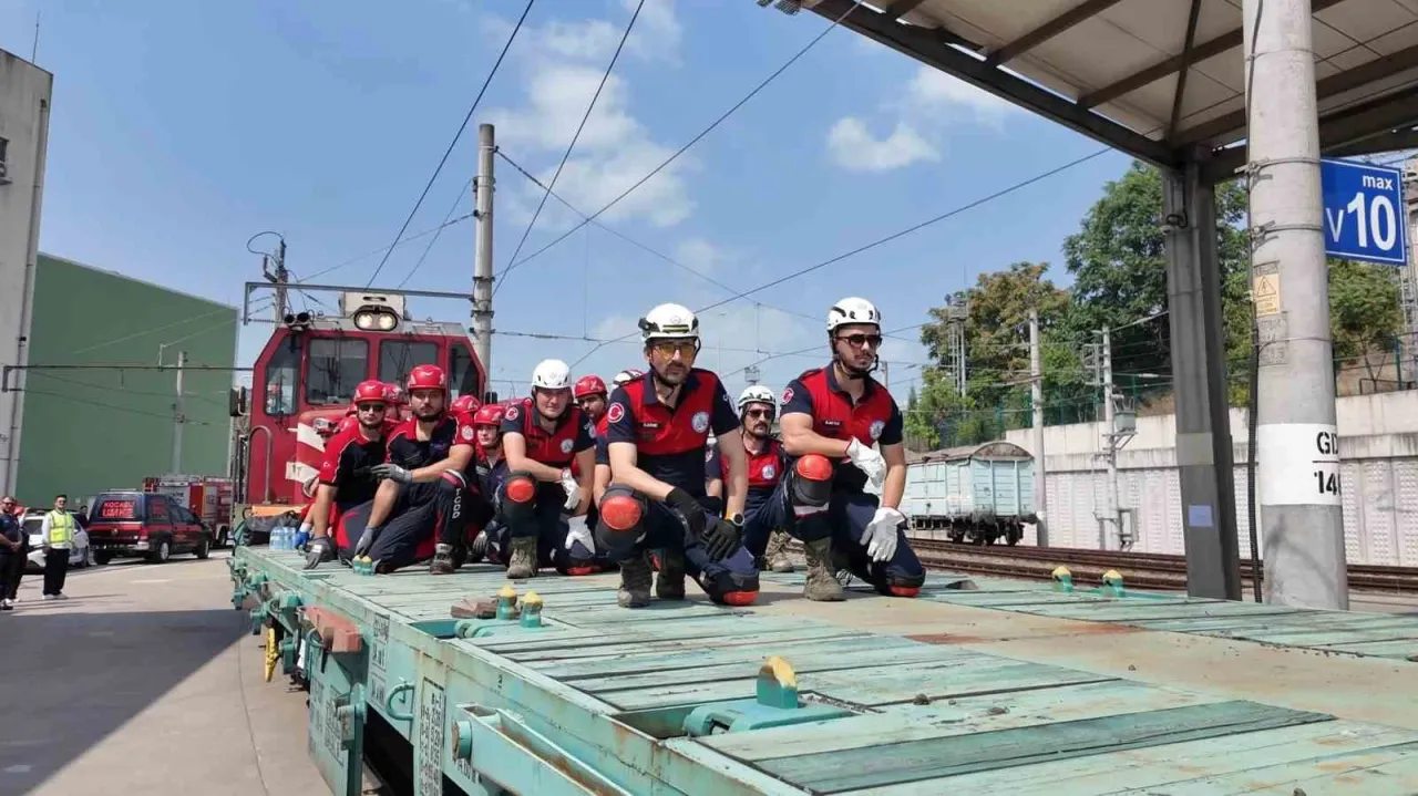 Gebze’de nefes kesen tren kazası tatbikatı! Ekipler seferber oldu