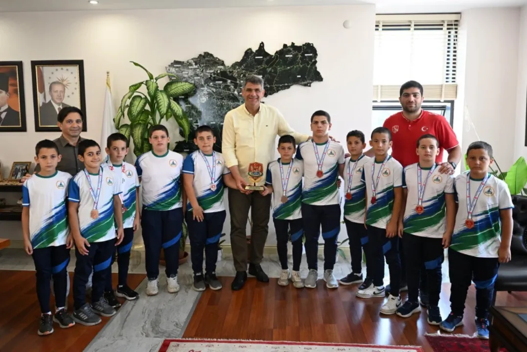 Başkan Kocaman şampiyon güreşçilerle buluştu
