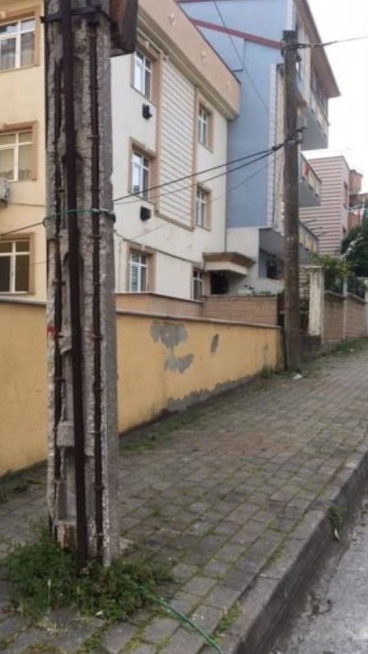 Derince’de tehlike saçan direk! 4 yıldır çözüm bekliyor
