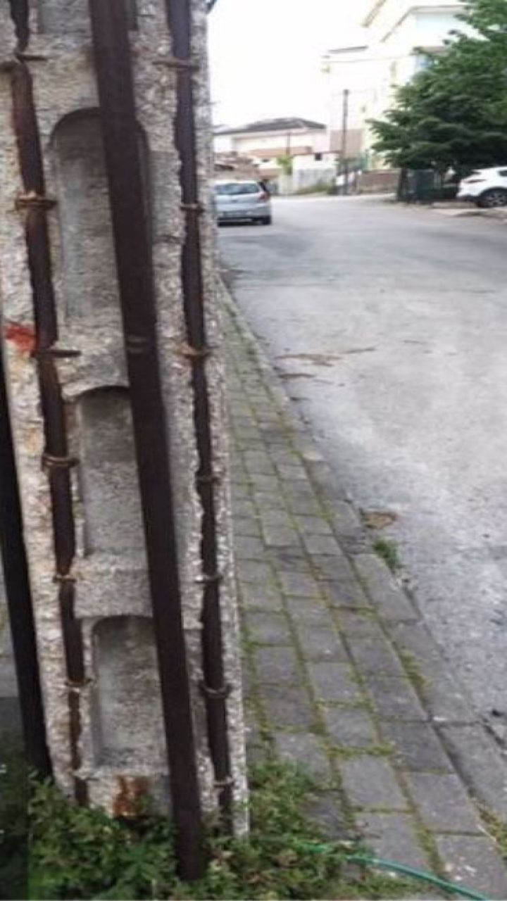 Derince’de tehlike saçan direk! 4 yıldır çözüm bekliyor