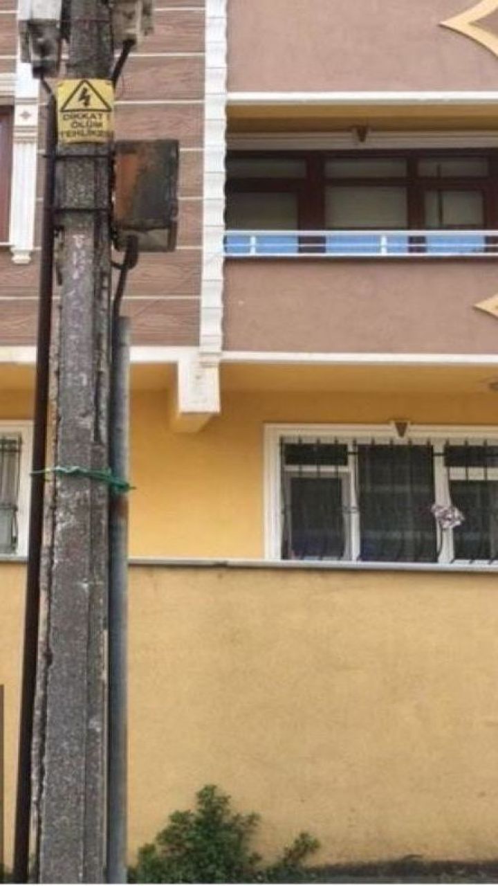 Derince’de tehlike saçan direk! 4 yıldır çözüm bekliyor
