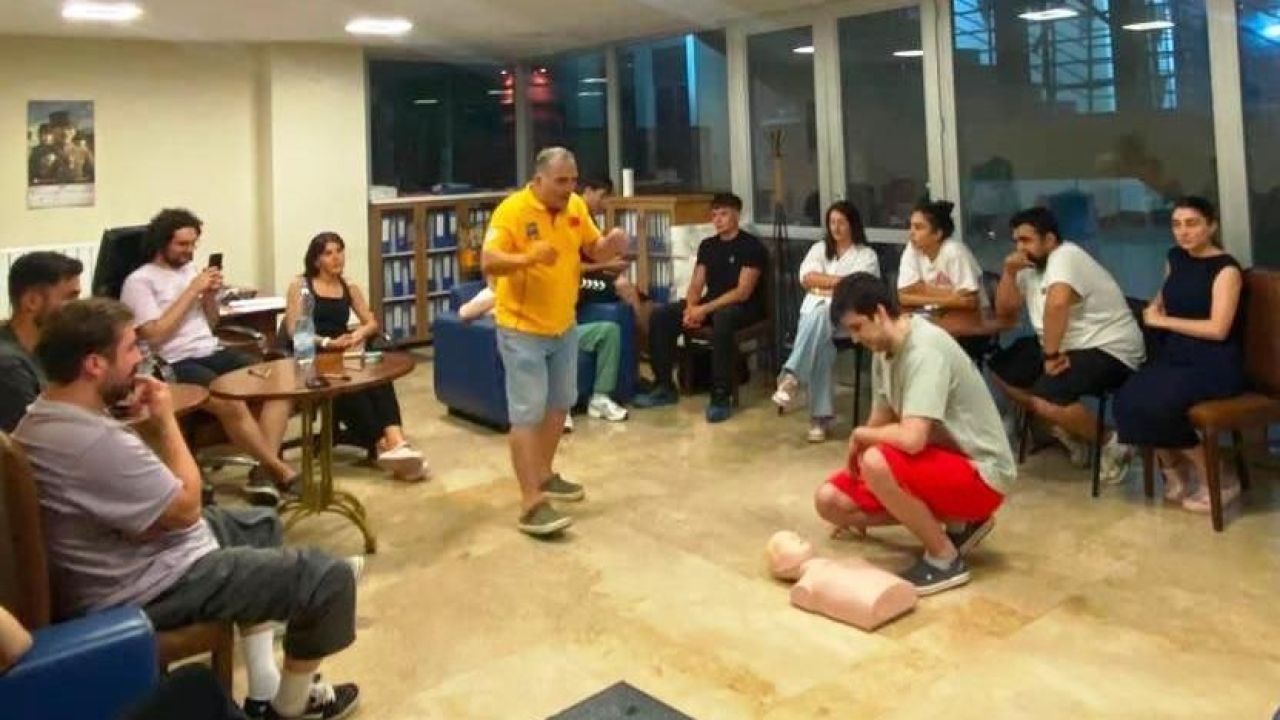 Körfez’de yüzme antrenörlerine bronz cankurtaran eğitimi verildi