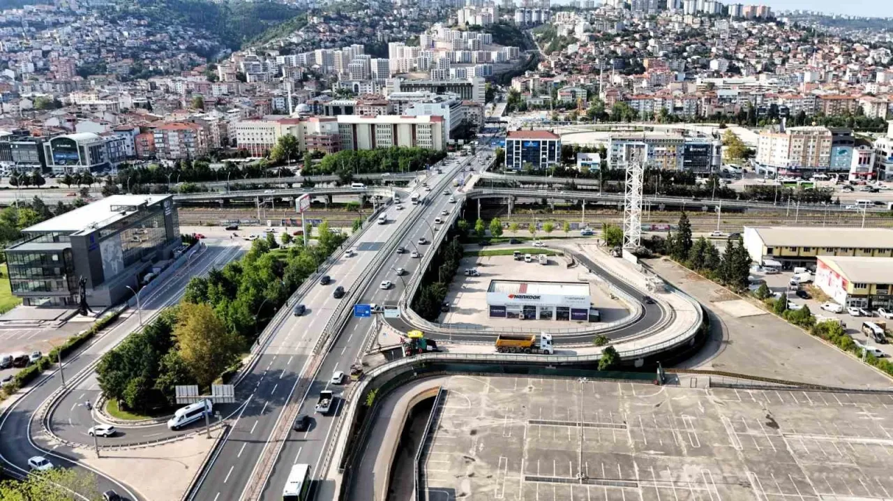 Kocaeli’de gece mesaisi: 15 Temmuz Köprülü Kavşağı yenilendi