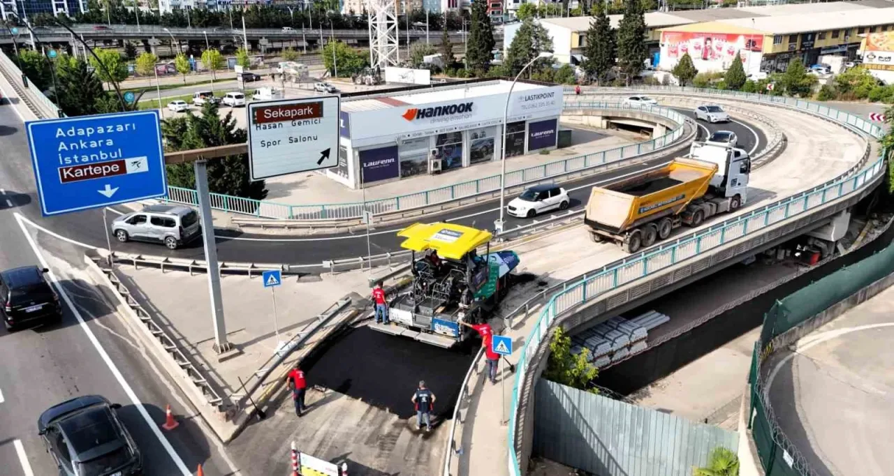 Kocaeli’de gece mesaisi: 15 Temmuz Köprülü Kavşağı yenilendi