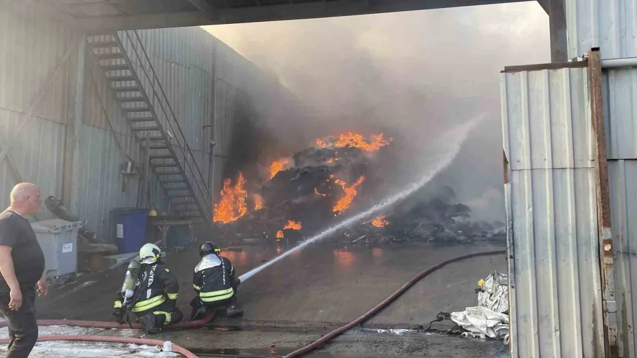 Kocaeli’de geri dönüşüm deposunda yangın