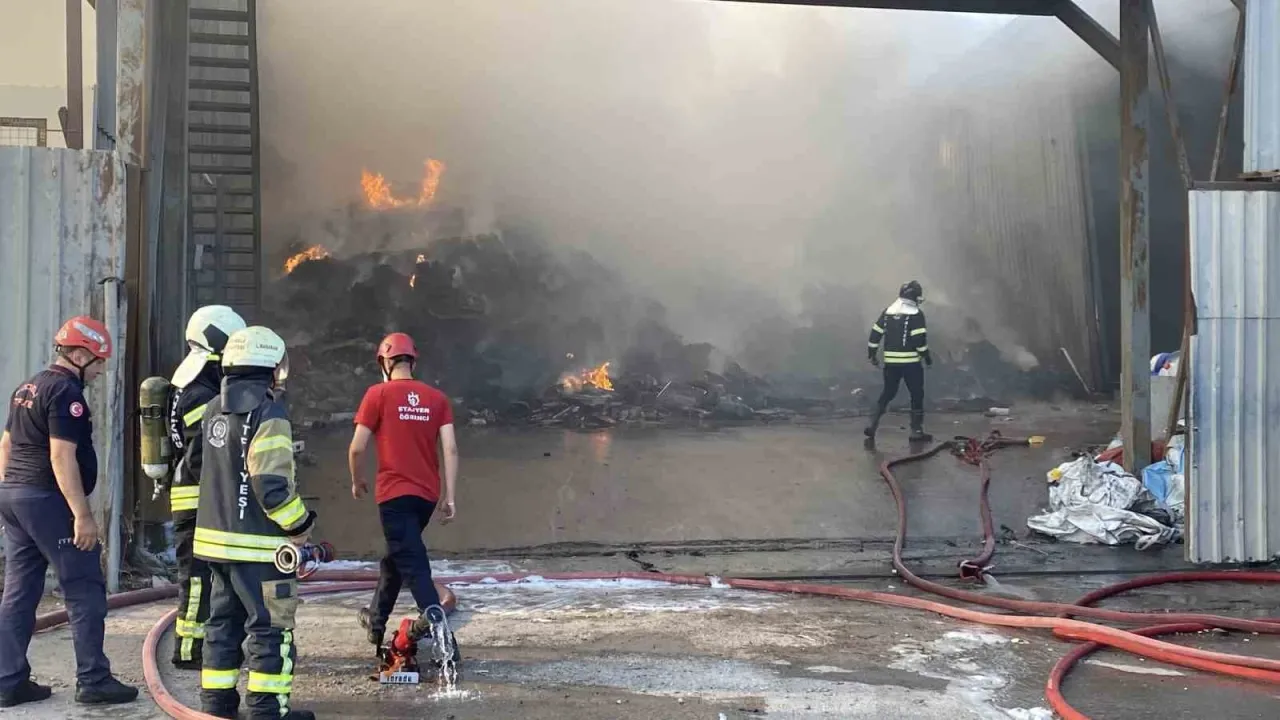 Kocaeli’de geri dönüşüm deposunda yangın