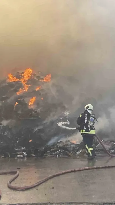 Kocaeli’de geri dönüşüm deposunda yangın