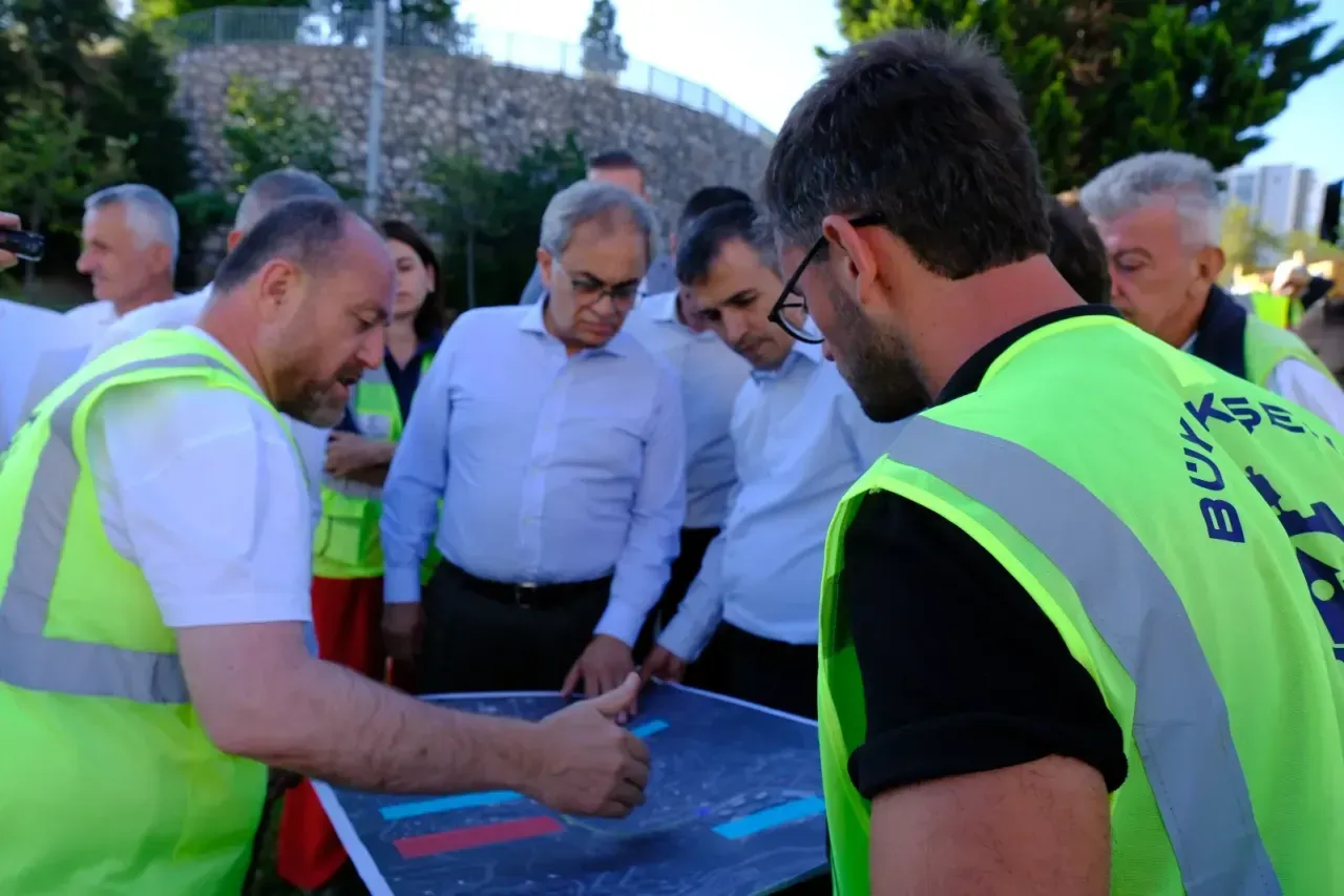 Kocaeli’nin zorlu rampasına özel çözüm: Çelikten üretilen asfalt yola serildi