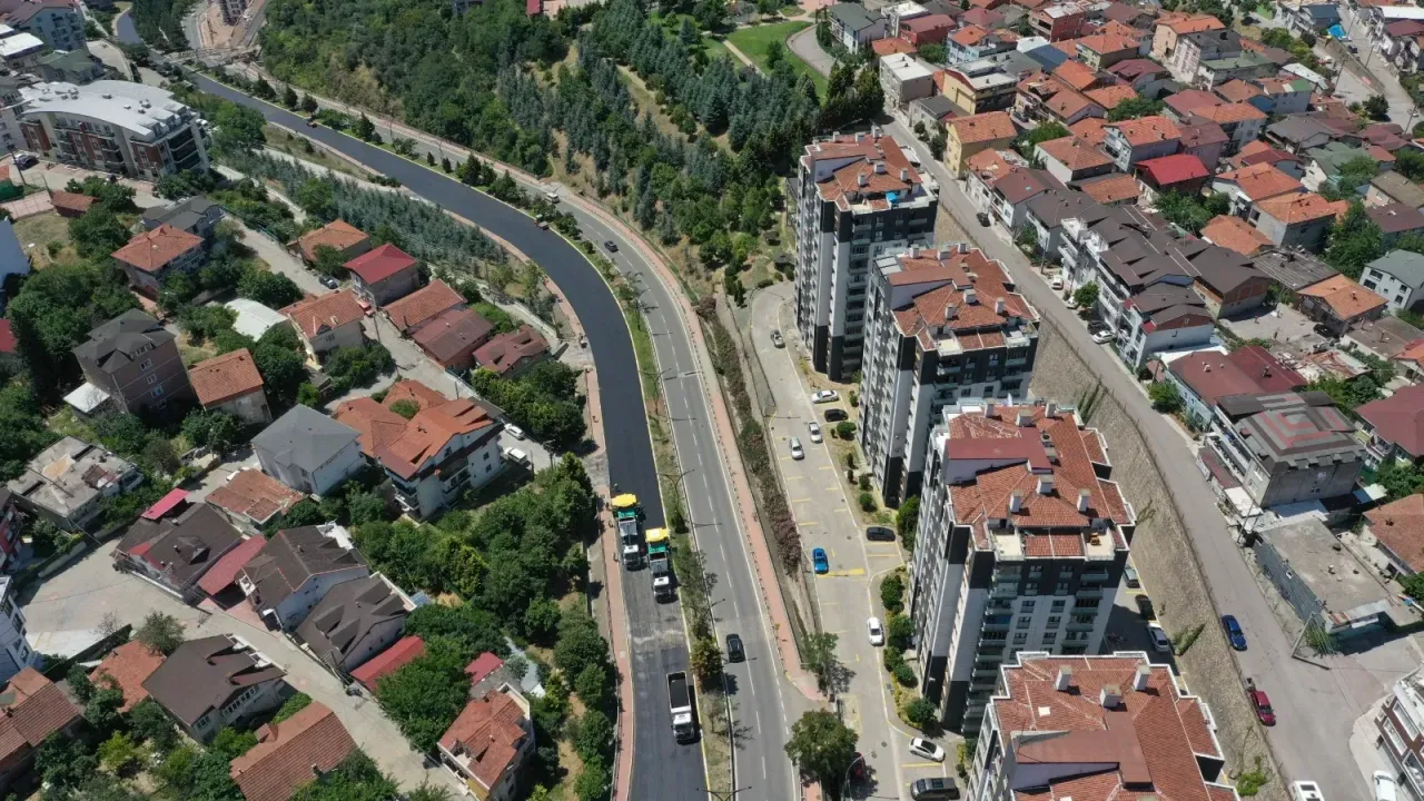 Kocaeli’nin zorlu rampasına özel çözüm: Çelikten üretilen asfalt yola serildi