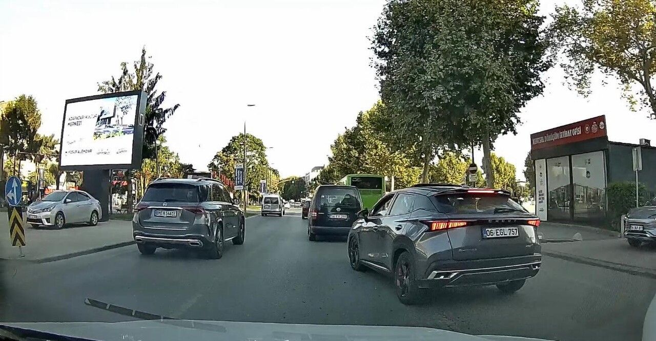 Adapazarı’nda trafik magandası dehşeti: Araçların arasından böyle geçti