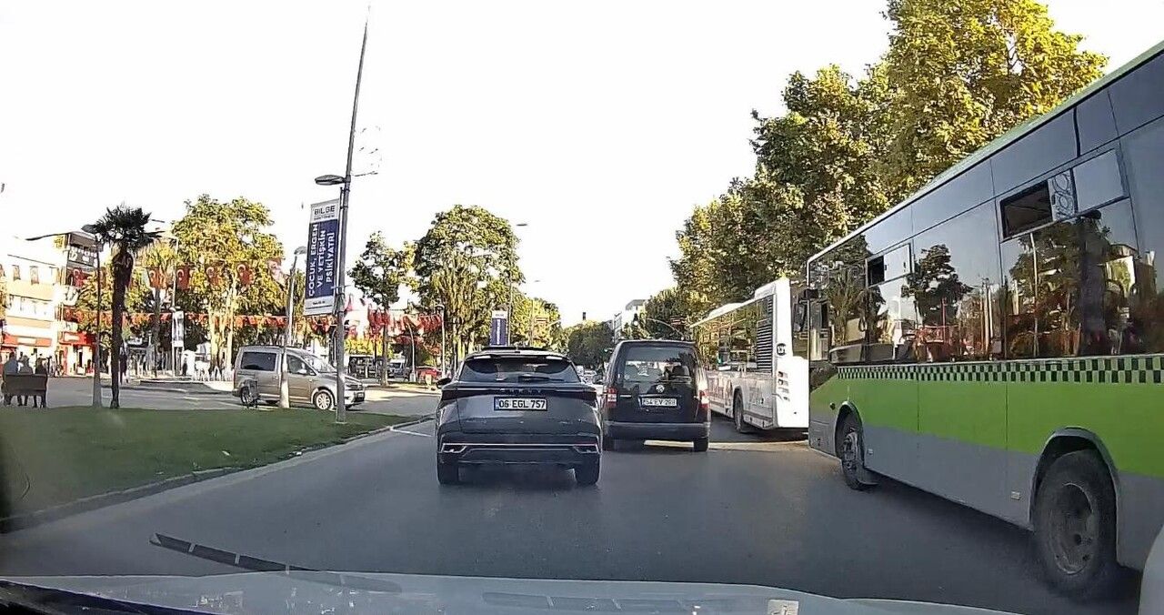 Adapazarı’nda trafik magandası dehşeti: Araçların arasından böyle geçti